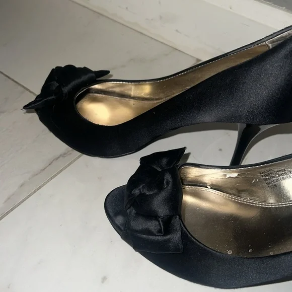Sz 7.5 White House Black Market Satin Stilettos with a bow and 3-in heels - Picture 3 of 6